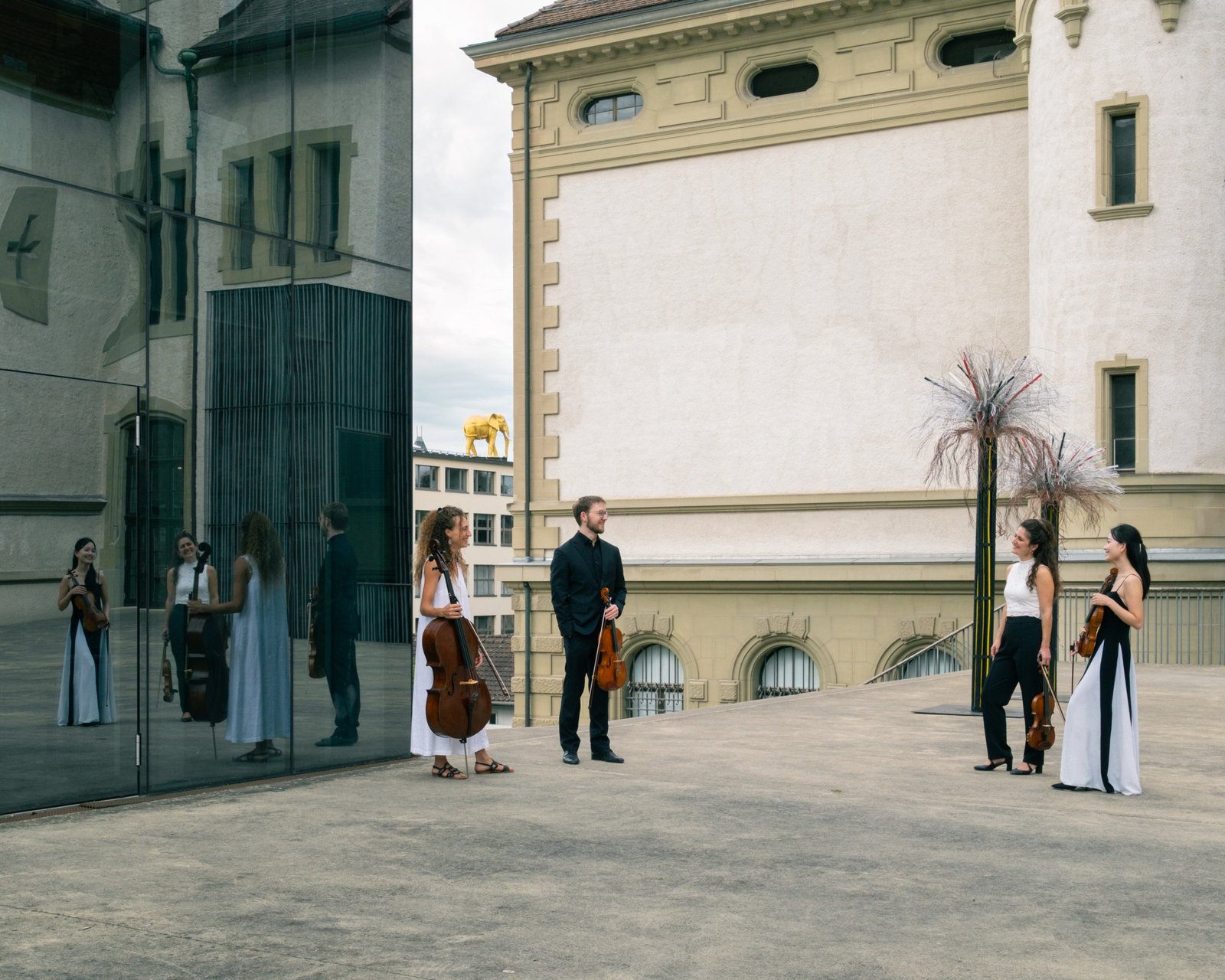 Das merisma quartett mit Spiegelbildern vor der Glasfassade des Kunstmuseums Bern