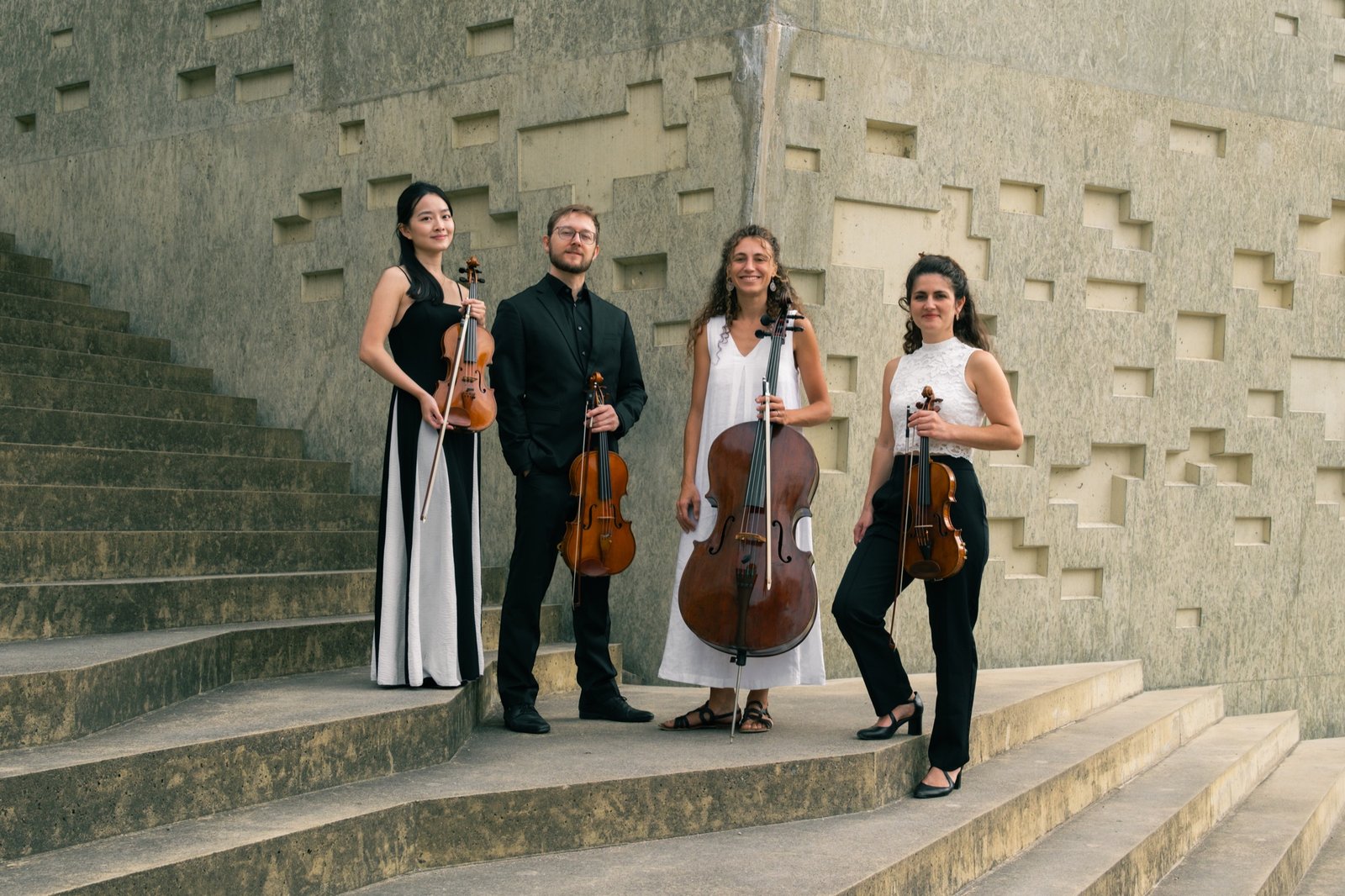 Das merisma quartett frontal auf den Treppen des Kunstmuseums Bern